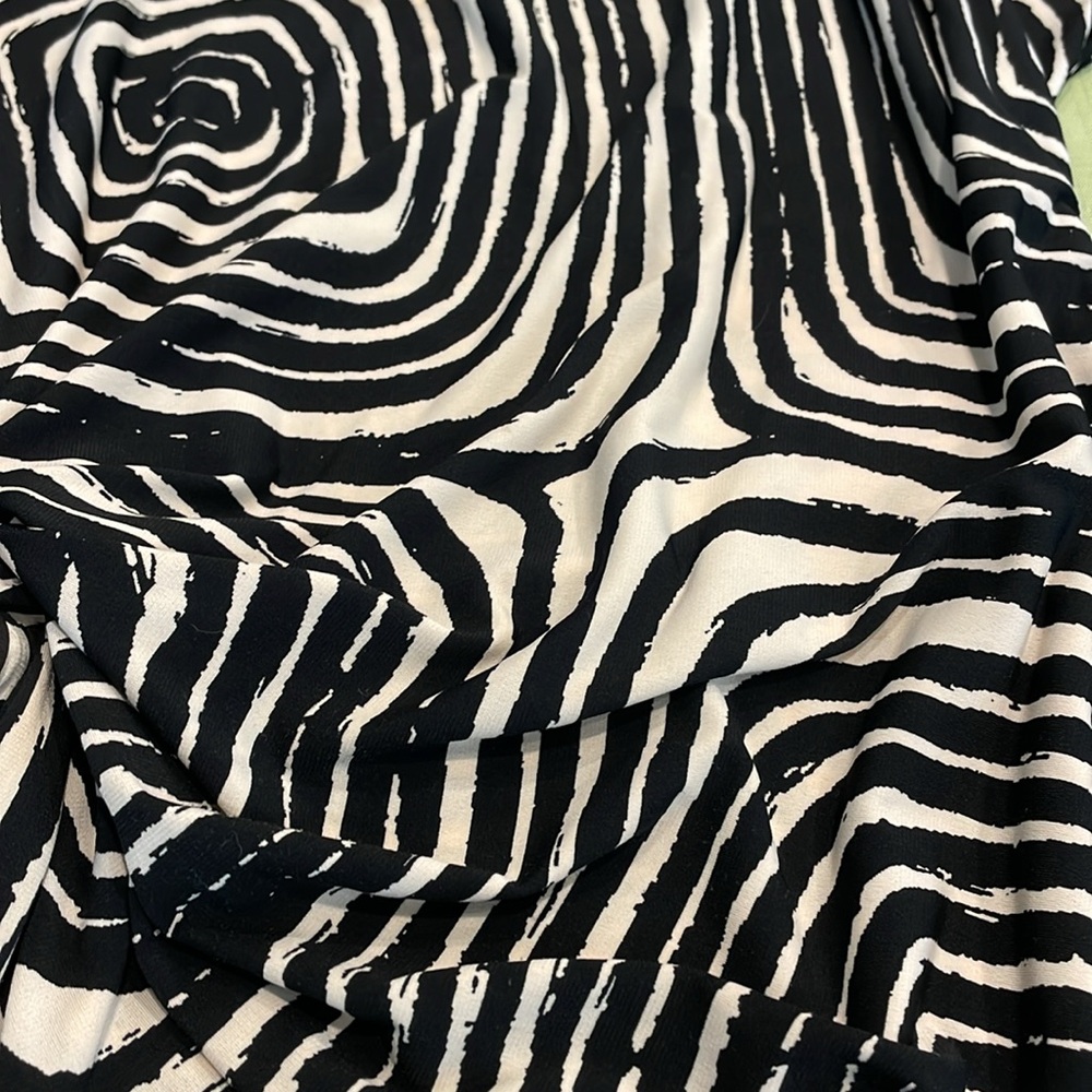 Dressbarn tee shirt style wrap dress in the mod swirl print you will love! Sz 16 - Picture 7 of 12